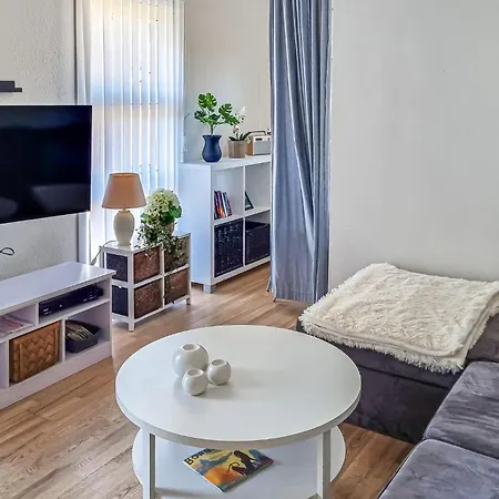 1 Bedroom Lovely In Appartement *